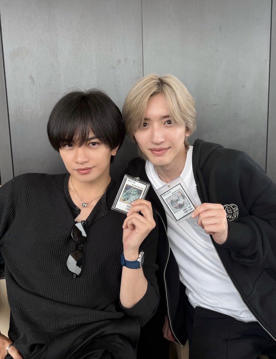 haru___akebono's tweet photo. ケンティーが手に持っているのは
9月26日に発売されたばかりのオリジナルアートワークコレクションというBOXに収録されている「マンガスタイル」という仕様のカード
原作(漫画)に出てきたカードをそのまま再現しているのが特徴

カラー版のシークレットレアで
現在の相場は2.6万円 https://t.co/3KQ5q9rwoJ