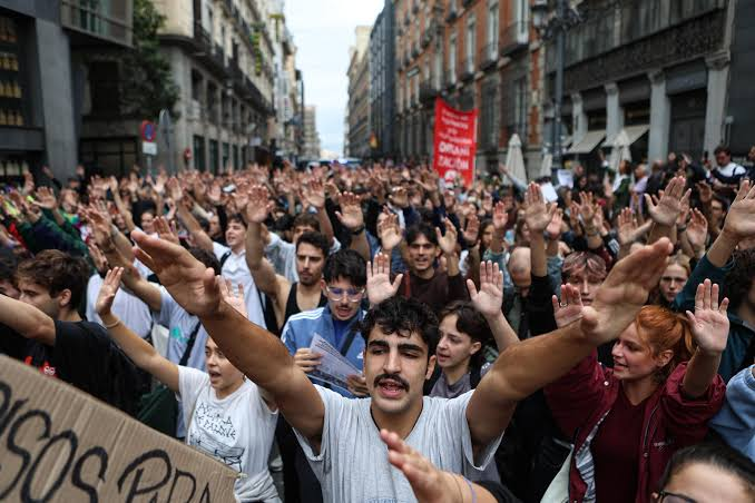 aizquierdo777's tweet photo. Bah, no pensaba contarlo, pero como es sábado todo me da igual.
Ayer mantenía una conversación sobre las movilizaciones a raíz de la especulación de la vivienda:
-La izquierda siempre ha sabido salir a la calle mejor y más organizada que la derecha -decía yo -. Debe de ser la experiencia social de siglos.
-Ten cuenta -me respondía él -que, en democracia, la derecha no necesita salir mucho a la calle.
-¿Y eso?
-Porque la derecha siempre acude a votar. La izquierda se queda a menudo pensando en casa.

Y me dejó callado. Qué mamón.
