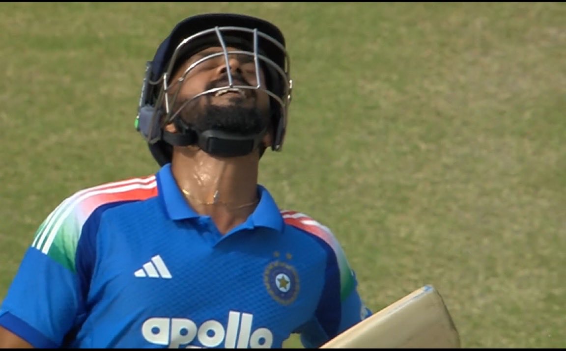 academy_dinda's tweet photo. Ruturaj Gaikwad gets three lives while scoring 15 runs😭 https://t.co/mTh0xAgoew