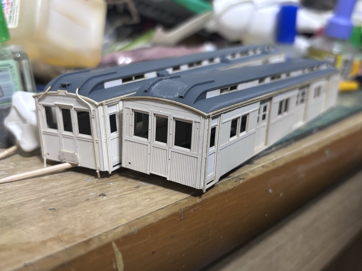 penta1989's tweet photo. モニ13の見本制作。以前試作した車体が見つかったから2両組み立てる。 https://t.co/sE8APl8y1B