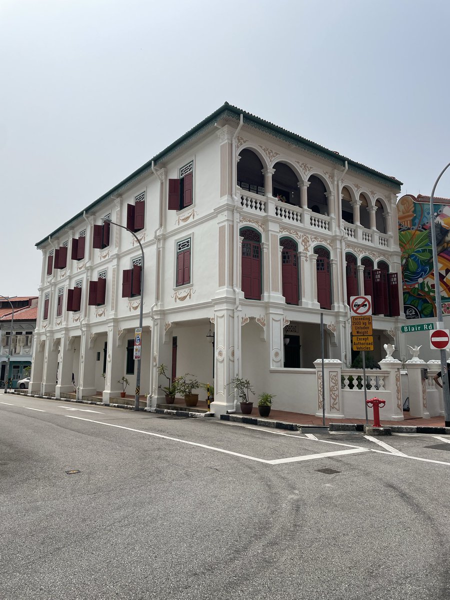 Captainbob_SG's tweet photo. シンガポール政府は昔ながらのプラナカン建築の建物を保護区としてちゃんと管理しています。

昔のシンガポールの様子を知ることができます。今日訪れたのはBlair Plain Conservation Areaですが、多くの方が今も住まれていました。

発展を遂げたシンガポール（1枚目の写真のバックの高僧コンド）との対比も興味深いです🤔