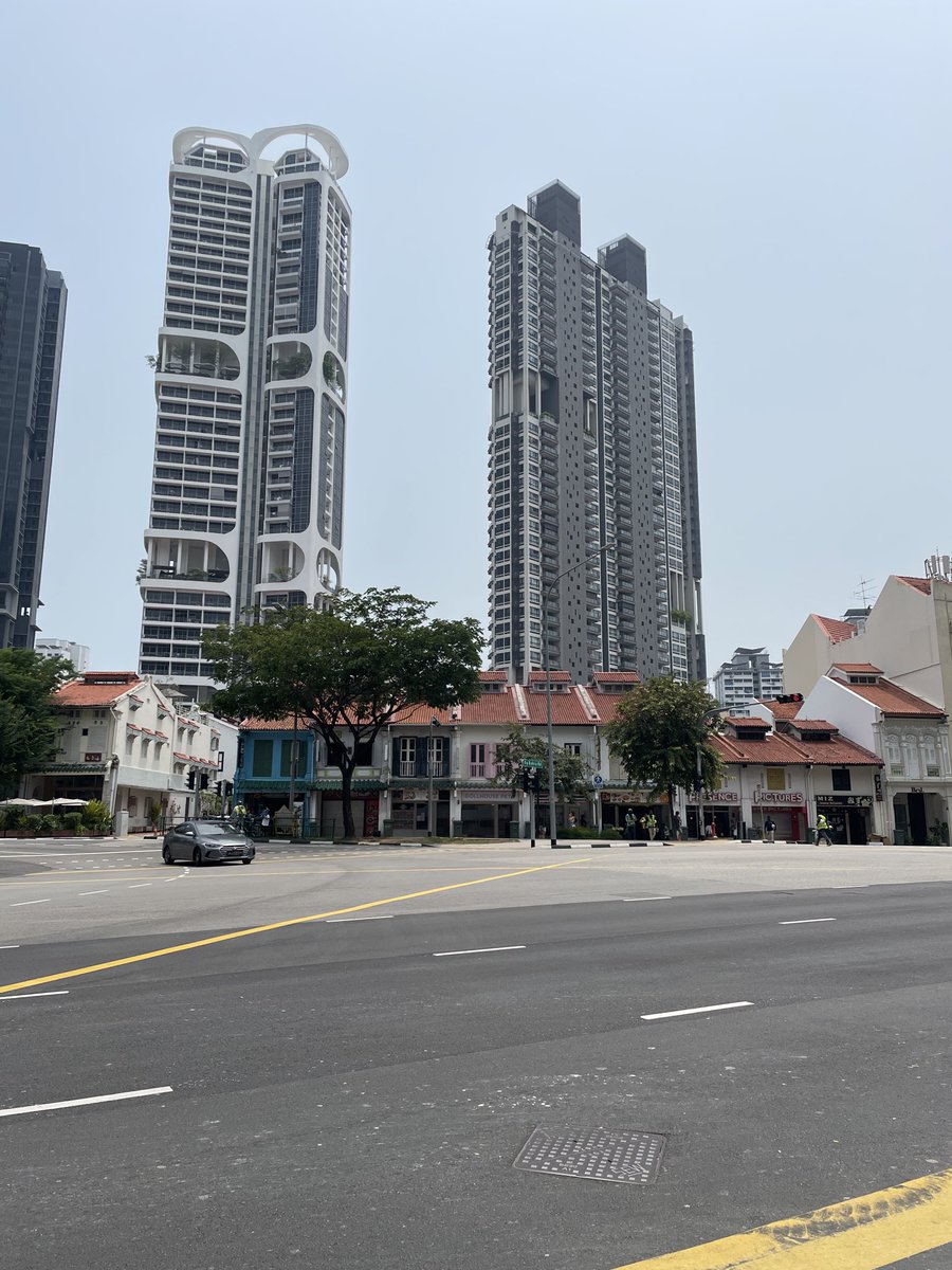 Captainbob_SG's tweet photo. シンガポール政府は昔ながらのプラナカン建築の建物を保護区としてちゃんと管理しています。

昔のシンガポールの様子を知ることができます。今日訪れたのはBlair Plain Conservation Areaですが、多くの方が今も住まれていました。

発展を遂げたシンガポール（1枚目の写真のバックの高僧コンド）との対比も興味深いです🤔