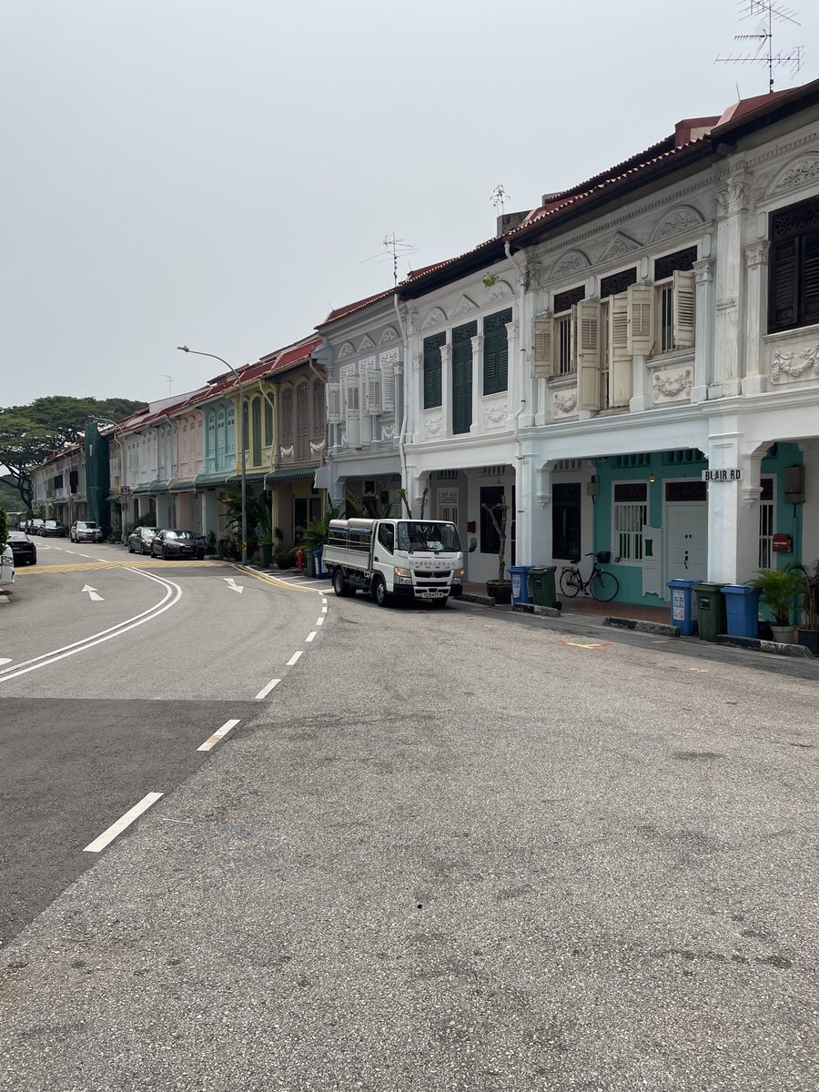 Captainbob_SG's tweet photo. シンガポール政府は昔ながらのプラナカン建築の建物を保護区としてちゃんと管理しています。

昔のシンガポールの様子を知ることができます。今日訪れたのはBlair Plain Conservation Areaですが、多くの方が今も住まれていました。

発展を遂げたシンガポール（1枚目の写真のバックの高僧コンド）との対比も興味深いです🤔