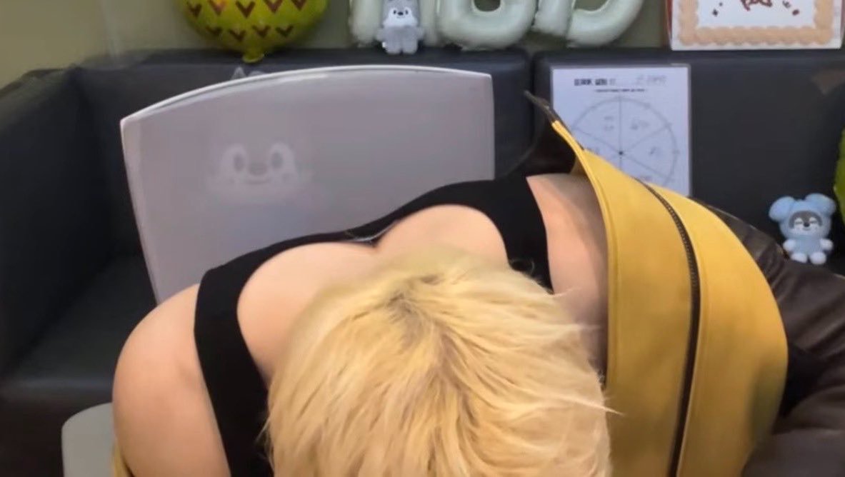 crhymnch's tweet photo. I want to say something but Wolfchan is watching me through the chair https://t.co/ZoVvf2tOqB