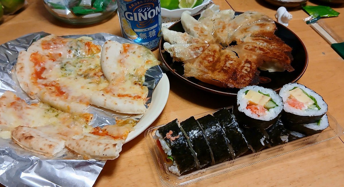 morikuma6691's tweet photo. 今日はサーモン巻きとピッツァと餃子でKーーPーー

#晩酌　#だれやめ　#だいやめ　#ピッツァ　#餃子 https://t.co/pmAxMdtShP