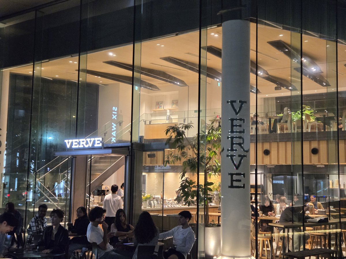shinya7531's tweet photo. MIMORI推薦的另一間也是在六本木的Verve Coffee Roasters，點餐時旁邊的店員把回收的餐盤打破了嚇了一跳😅
#Faulieu.
#MIMORI https://t.co/VgLBqAkzJl