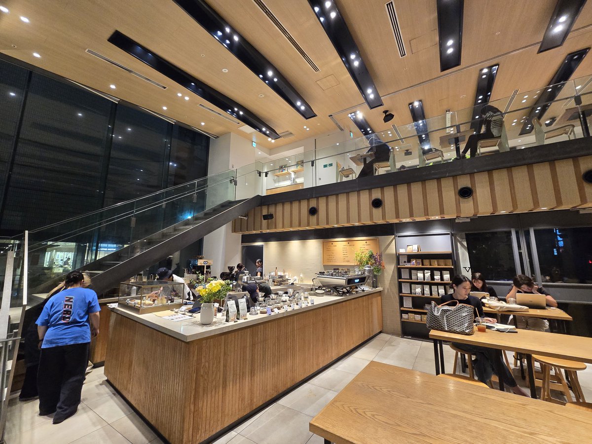 shinya7531's tweet photo. MIMORI推薦的另一間也是在六本木的Verve Coffee Roasters，點餐時旁邊的店員把回收的餐盤打破了嚇了一跳😅
#Faulieu.
#MIMORI https://t.co/VgLBqAkzJl