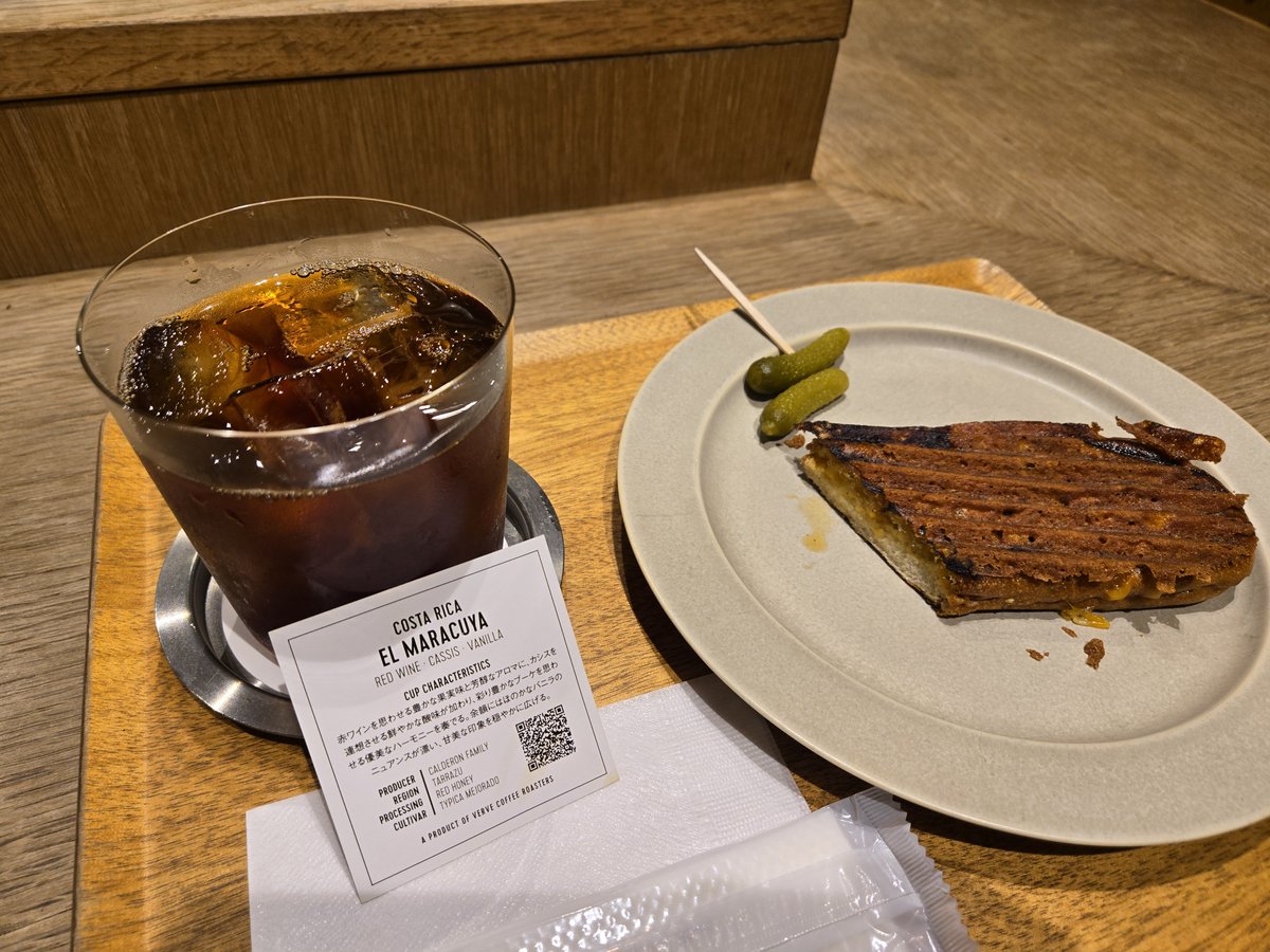 shinya7531's tweet photo. MIMORI推薦的另一間也是在六本木的Verve Coffee Roasters，點餐時旁邊的店員把回收的餐盤打破了嚇了一跳😅
#Faulieu.
#MIMORI https://t.co/VgLBqAkzJl