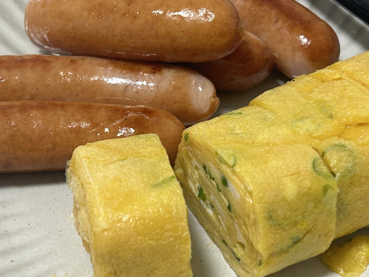 yuta_FEARNOT's tweet photo. 弁当みたいな晩御飯
(卵焼き器はあるのに丸いフライパンは買ってない) https://t.co/S4TZEG301Y