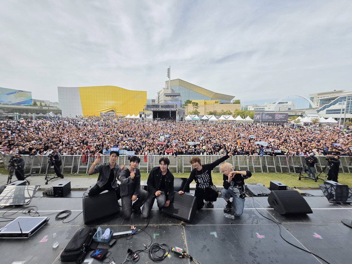 official_ONEWE's tweet photo. [#ONEWE]

💙 XMF(Xnterstellar Music Festival) 2026 ❤️

함성과 함께 마음껏 즐겼던 XMF 무대 🔥
무대부터 객석까지 뜨겁게 달궈준
위브와 관객 여러분 덕분에 
신나게 뛰어 놀 수 있었어요!
소중한 시간을 선물해 주셔서 감사해요 💫

#원위 #위브 #WEVE
#XMF2026 #XnterstellarMusicFestival https://t.co/CBhcyTTxnh