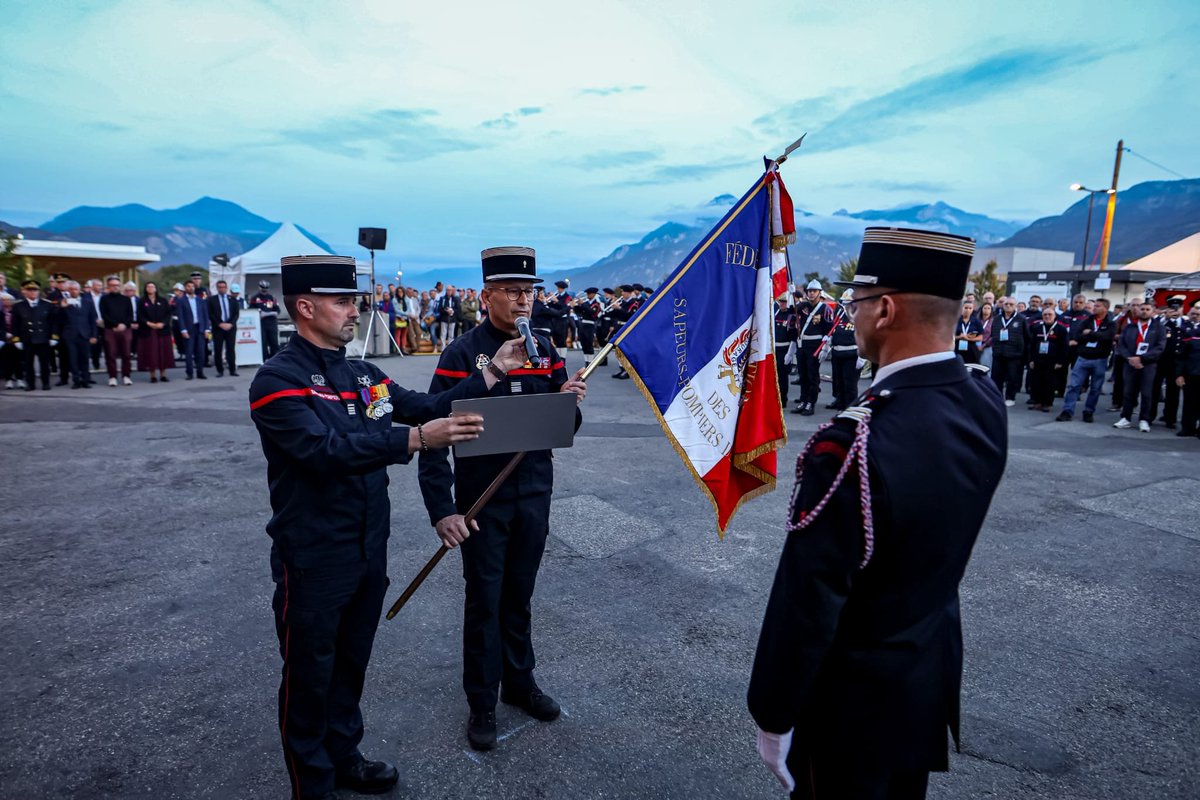 PompiersFR's tweet photo. #Cérémonie | Cap sur #Bordeaux2027 ! 🇫🇷

Passation officielle du drapeau fédéral entre la Sarthe et La Roche-sur-Foron pour le prochain Mondial Secours et Protection. https://t.co/jX3aSqVtZj