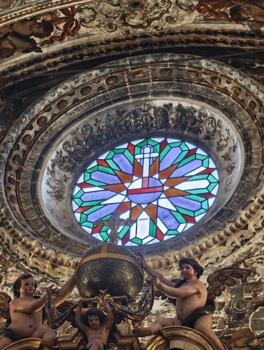 CatedraldeSev's tweet photo. El patrimonio también se conoce mirando hacia lo alto.

Hoy, los participantes del III Encuentro nacional “El arte de la vidriera”, organizado por ARCOVE, han visitado la iglesia del Divino Salvador y las cubiertas de la Catedral de Sevilla.

Un recorrido para acercarse a la riqueza artística y arquitectónica de nuestros templos y compartir el interés por conocer y conservar un patrimonio que sigue vivo.