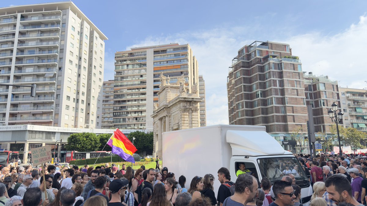 oliver_nacho's tweet photo. Otra vez más @AjuntamentVLC y @mjosecatala boicotean una manifestación al no cortar el tráfico a la hora de la convocatoria.

Qué casualidad que siempre pasa cuando es una manifestación por la educación, vivienda, víctimas de la Dana… https://t.co/7P9xpWciG4