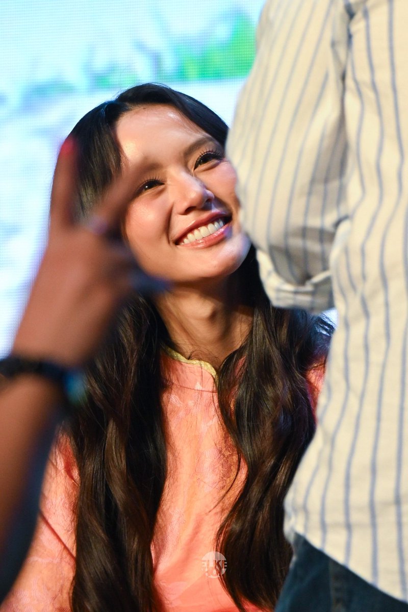 siujin1106's tweet photo. I'm in love with her smile.

#LMSYInHoChiMinh
#ลูกหมีซอนญ่า #LMSY https://t.co/mthrERwVRM