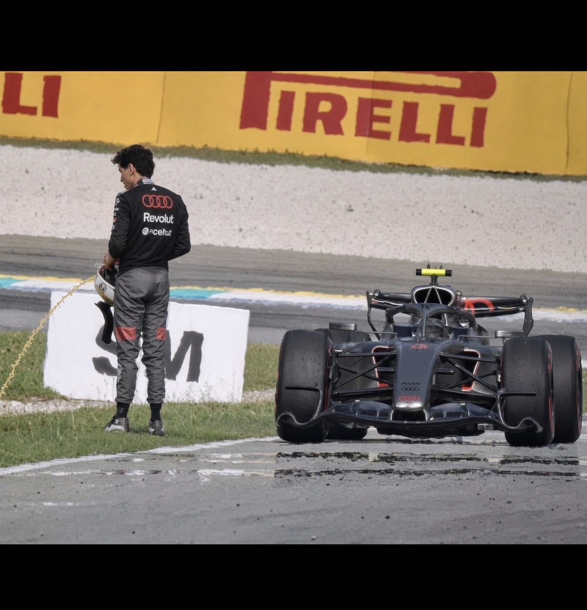 One_Msg_Rcvd's tweet photo. @f1trollofficial Did he actually…? https://t.co/C32brfqOC6