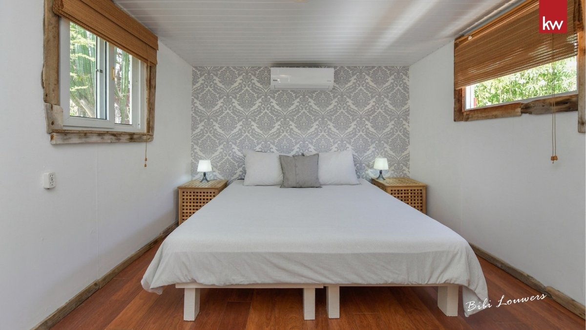KWArubaBibi's tweet photo. 🏡 𝐅𝐎𝐑 𝐒𝐀𝐋𝐄 | Jamanota 19D
Spacious hilltop property with a main residence, 2 separate apartments, a private pool, and 2,750 m² of property land.

💰 USD 1.3M
🛏️ 6 BR | 5 BA
📍 Santa Cruz

#ForSale #Jamanota #ArubaRealEstate #KWAruba https://t.co/HhevCEh27r