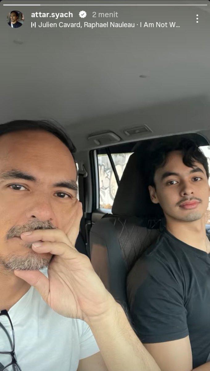 Nabiillla_09's tweet photo. PAP hari ini mampir dari Om Attar dan Fattah! Definisi buah jatuh ga jauh dari pohonnya, kharisma dan ketampanannya nurun banget ✨ Suka banget liat kedekatan mereka berdua. https://t.co/ycHdrSnMHO
