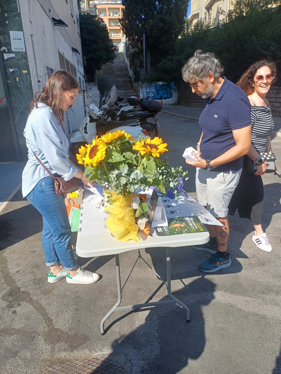 WWFitalia's tweet photo. Uno dei banchetti di Roma #UrbanNarure qui siamo in piazza della Balduina 
Con il miele la #natura si fa cura https://t.co/1h0DzORWUt