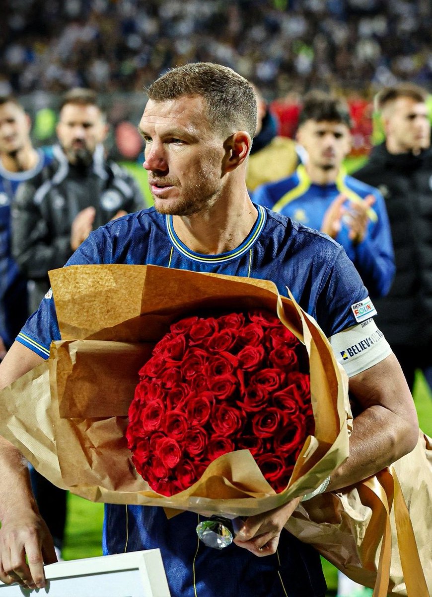 _BeFootball's tweet photo. L’UN DES ATTAQUANTS LES PLUS SOUS COTÉS DE SA GÉNÉRATION A TIRÉ SA RÉVÉRENCE AVEC LA BOSNIE 🇧🇦 ! 🥲👋 

Edin Dzeko, la plus grande légende sportive de son pays. 

19 ans en sélection, meilleur buteur, joueur le plus capé.

Il a contribué aux 2 qualifications de son pays en Coupe du Monde (2014, 2026).
