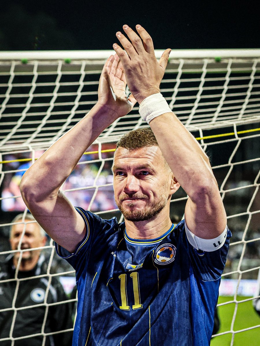 _BeFootball's tweet photo. L’UN DES ATTAQUANTS LES PLUS SOUS COTÉS DE SA GÉNÉRATION A TIRÉ SA RÉVÉRENCE AVEC LA BOSNIE 🇧🇦 ! 🥲👋 

Edin Dzeko, la plus grande légende sportive de son pays. 

19 ans en sélection, meilleur buteur, joueur le plus capé.

Il a contribué aux 2 qualifications de son pays en Coupe du Monde (2014, 2026).