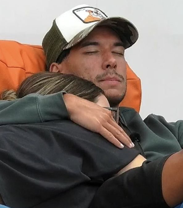 JoanaLealwgp8's tweet photo. Por vezes, no meio da tempestade, tudo o que necessitamos é de silêncio e de um abraço. 🫂

Sara e Nuno 🤍
#bbtvi 
#sanu https://t.co/RvEtsIolY7