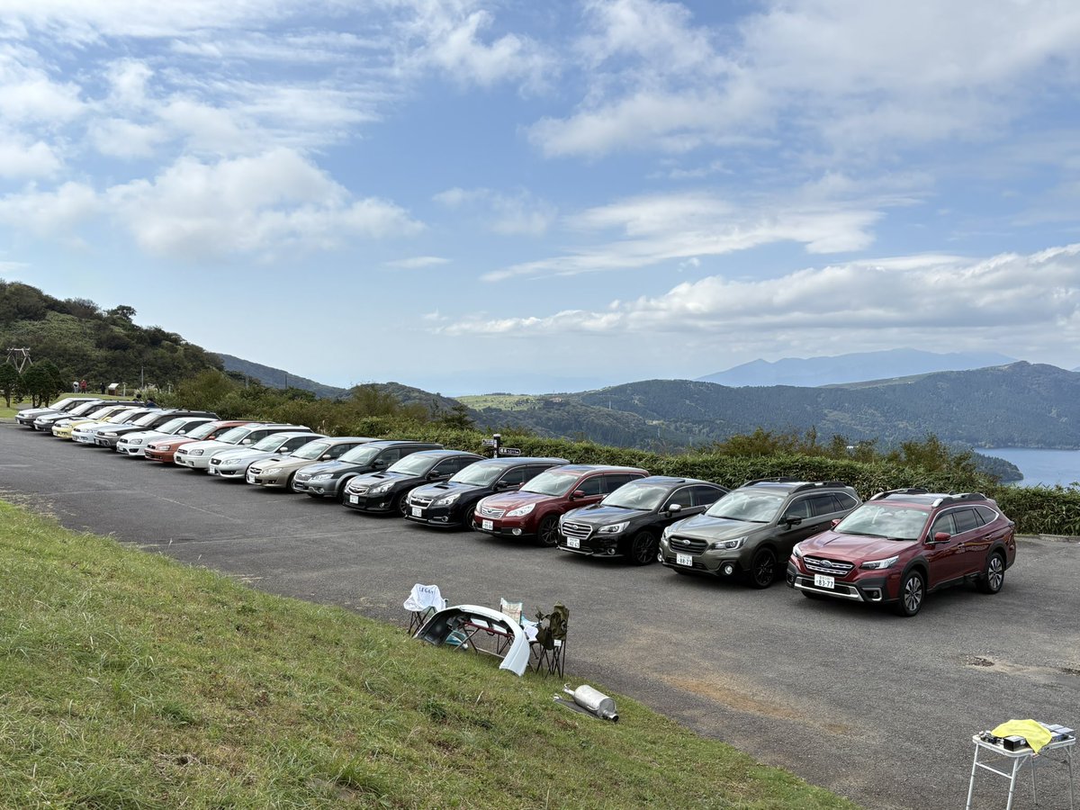 ez_4pe's tweet photo. #レガシィ富士ターンパイクMT 
歴代レガシィを眺めていました。こうして国内販売モデル全てを一気に見られる会は恐らく世界初…？ https://t.co/iwTQkdAxPt