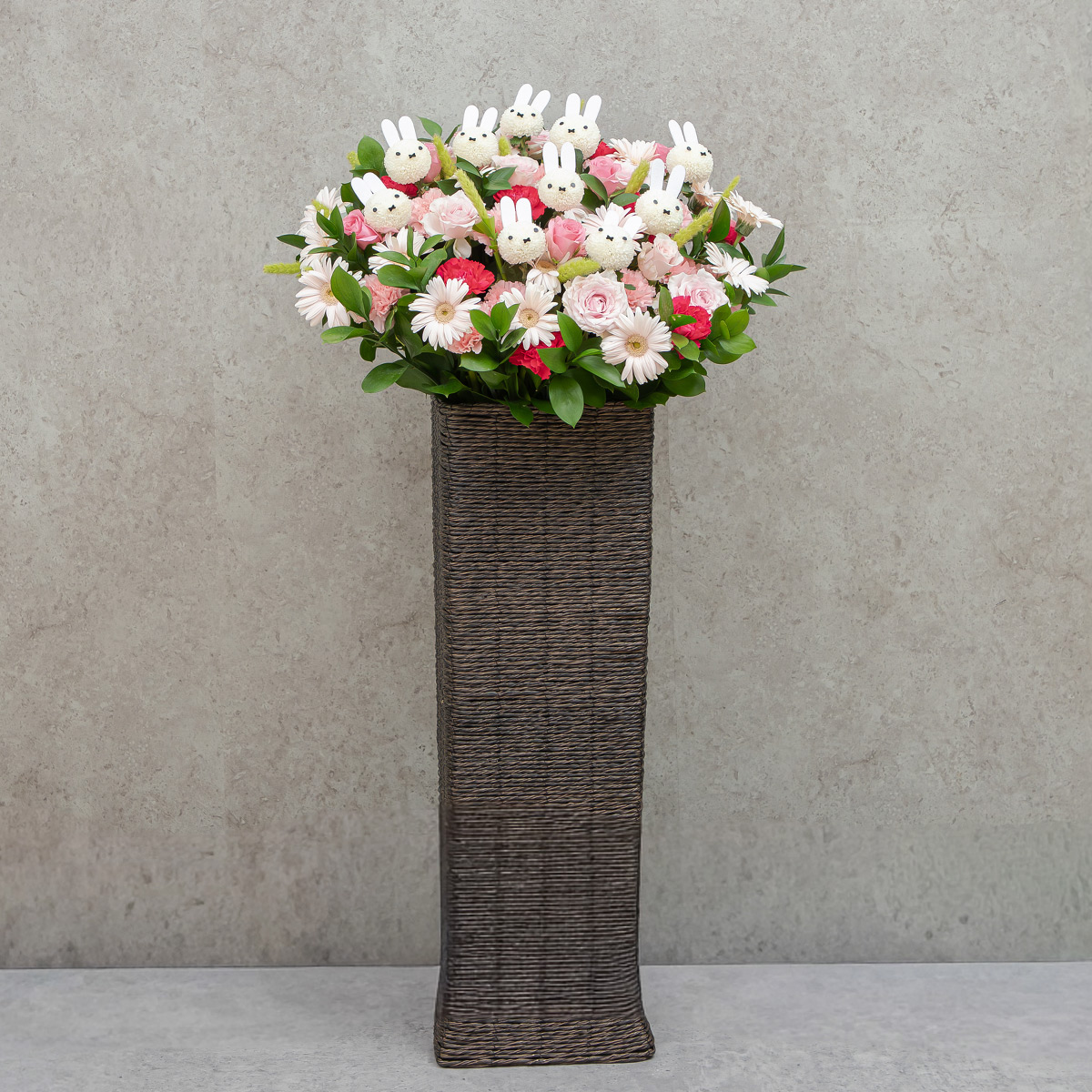FlowerMiffy's tweet photo. 💐新商品💐
お店や会社の記念日などのお祝いなど贈り物にもおすすめのアレンジ。
生花でできたミッフィーマムがお祝いの気持ちと一緒に
、特別なひとときを彩る一品をお届けします。
【お祝い札】もご用意しております。

▼フラワーミッフィーオンラインショップ https://t.co/k8K1B3jVsK https://t.co/BVmVstu3LA