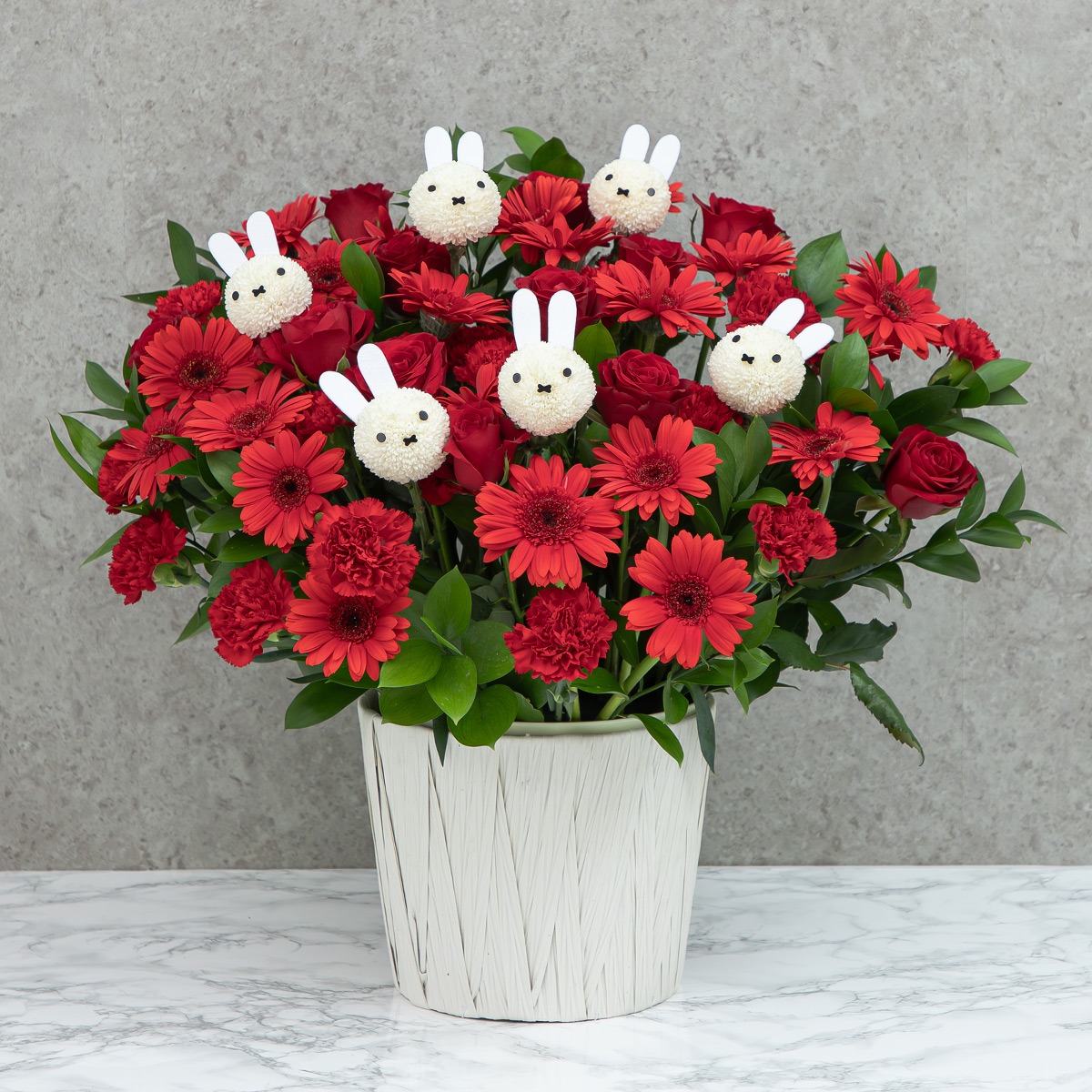 FlowerMiffy's tweet photo. 💐新商品💐
お店や会社の記念日などのお祝いなど贈り物にもおすすめのアレンジ。
生花でできたミッフィーマムがお祝いの気持ちと一緒に
、特別なひとときを彩る一品をお届けします。
【お祝い札】もご用意しております。

▼フラワーミッフィーオンラインショップ https://t.co/k8K1B3jVsK https://t.co/BVmVstu3LA