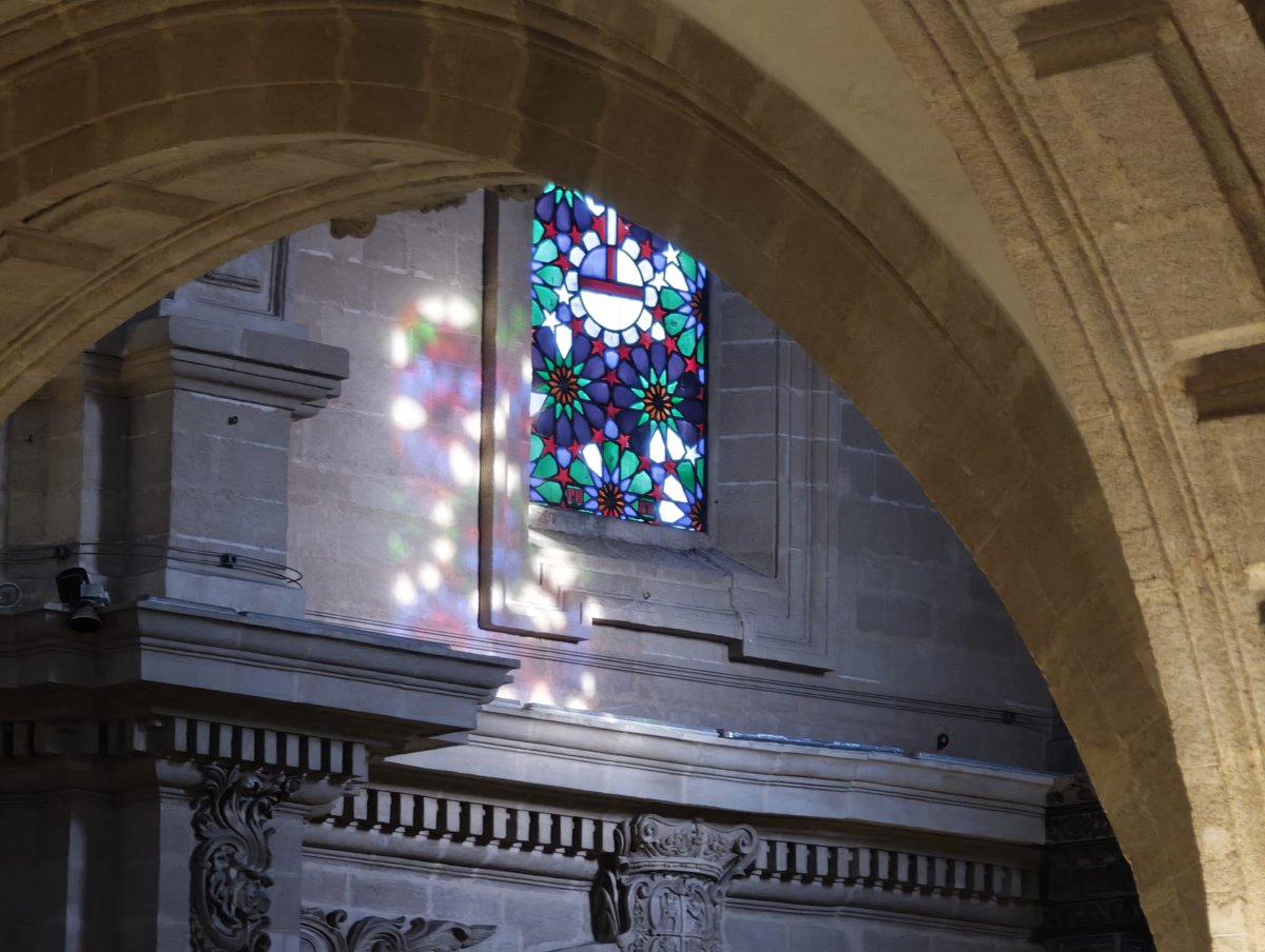 CatedraldeSev's tweet photo. El patrimonio también se conoce mirando hacia lo alto.

Hoy, los participantes del III Encuentro nacional “El arte de la vidriera”, organizado por ARCOVE, han visitado la iglesia del Divino Salvador y las cubiertas de la Catedral de Sevilla.

Un recorrido para acercarse a la riqueza artística y arquitectónica de nuestros templos y compartir el interés por conocer y conservar un patrimonio que sigue vivo.