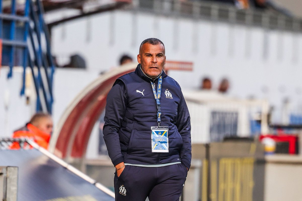 LaMinuteOM_'s tweet photo. 🚨 Titou Hasni, directeur du centre de formation de l'OM :

"L'histoire de Keyliane Abdallah est belle. Il a fait une première préparation qui n'est pas satisfaisante pour le staff (à l'été 2024).

Et aujourd'hui, c'est celui qui, au présent, répond de façon favorable. Si on s'était dit qu'à 18 ans, c'est terminé, Keyliane Abdallah n'aurait pas fait ce début de saison.

Il faut qu'on soit tolérant. Le droit à l'erreur fait partie du processus. La patience, c'est le mot d'ordre".

(La Provence)
#TeamOM