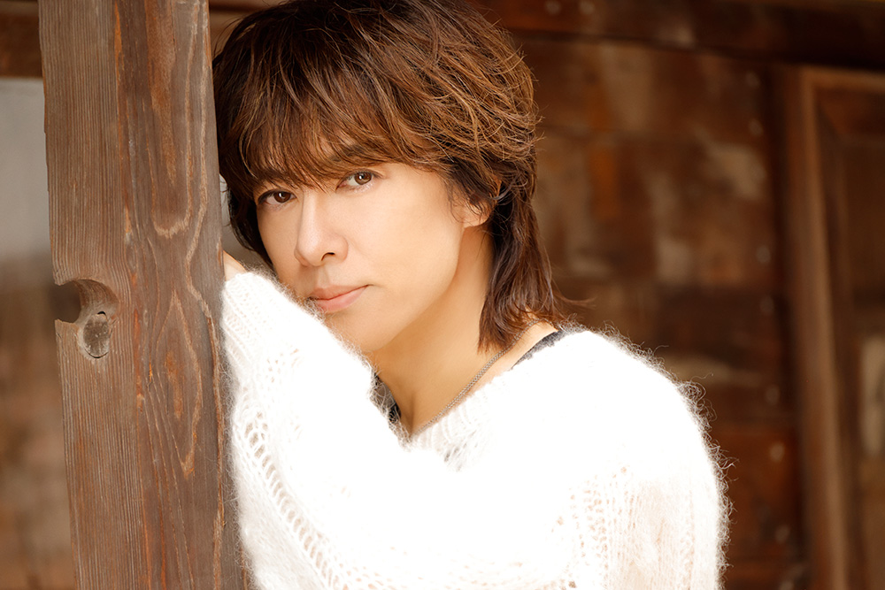 fmcocolo765's tweet photo. /／
貴水博之
 HIROYUKI TAKAMI 
  LV TOUR 2026 
Solo Solo FOLLOW THE WIND
\＼
╭─꙳──────꙳───────╮
　📢当日券、15:45から
　　　会場（なんばHatch）にて販売！🎫
╰───────꙳───────꙳╯
accessのヴォーカルとして
 1992年の秋、デビュー。

以来、他の追随を許さない
 ハイトーンボイスで
  次々とヒットを放つとともに
   1995年からソロ活動もスタート！

2000年代に入ると、ミュージカルや
 朗読劇、ストレートプレイにも出演して、
  新たな魅力を開花。

とりわけ『仮面ライダーエグゼイド』
 （2016年10月〜2017年8月放送）では
  恐ろしくも色気の漂うヴィランを演じ、
   圧倒的な存在感を発揮しました。

活動の幅を大いに拡げ、
 表現の深度を増していく
  HIROのSOLOアクション！

🗓️️10月4日（日）
  🎁〈グッズ先行販売〉　１３：３０〜１５：１５
  開場 15:45 / 開演 16:30

🏛️なんばHatch

@h_takami_staff
#貴水博之
#ヒロソロ
#fmcocolo765
https://t.co/dJ0nUB3E5C