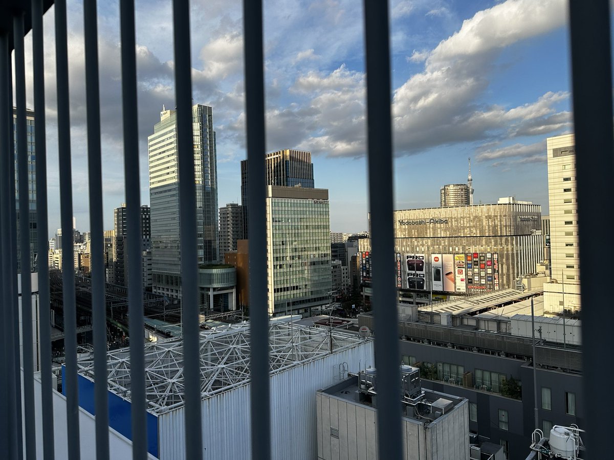 ikaros_P's tweet photo. 秋葉原のラジオ会館の屋上から想いに耽りながら見る景色はまた綺麗なものだった😶💭 https://t.co/jN6lS7g611