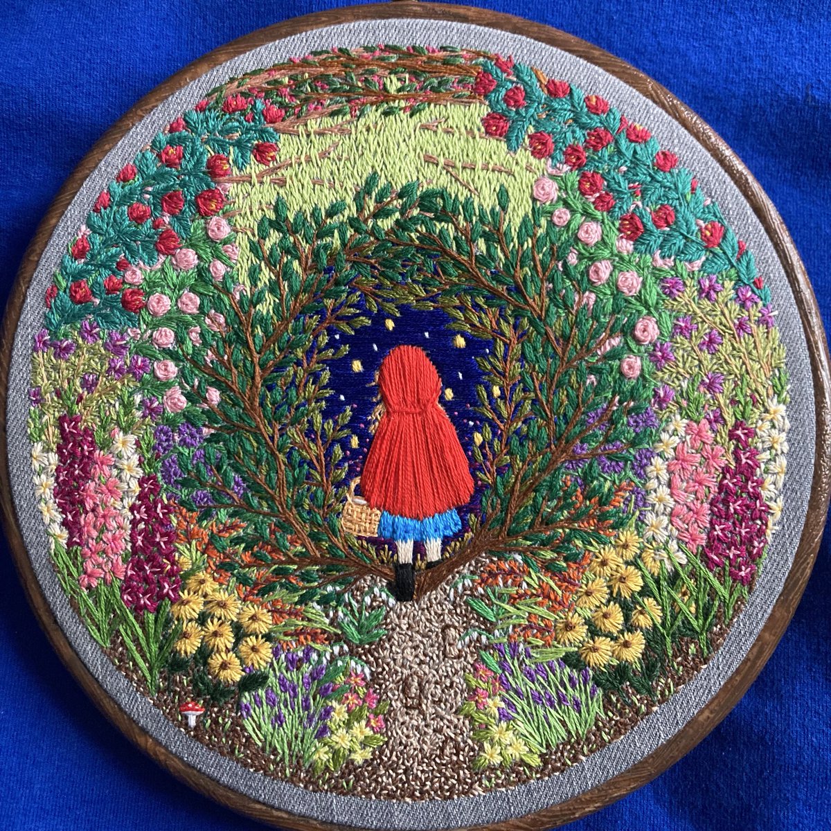 Gtilleymatthews's tweet photo. Good morning, it’s been just about a year since I created my embroidery, Into the unknown, so I thought it was worth a look back… Please feel free to delve into all the foliage! 😉🪡🌿🌺 
*completely freehand, no patterns or paints just threads. #stitchedart #thesewingsongbird https://t.co/kn5zOP8Zdo