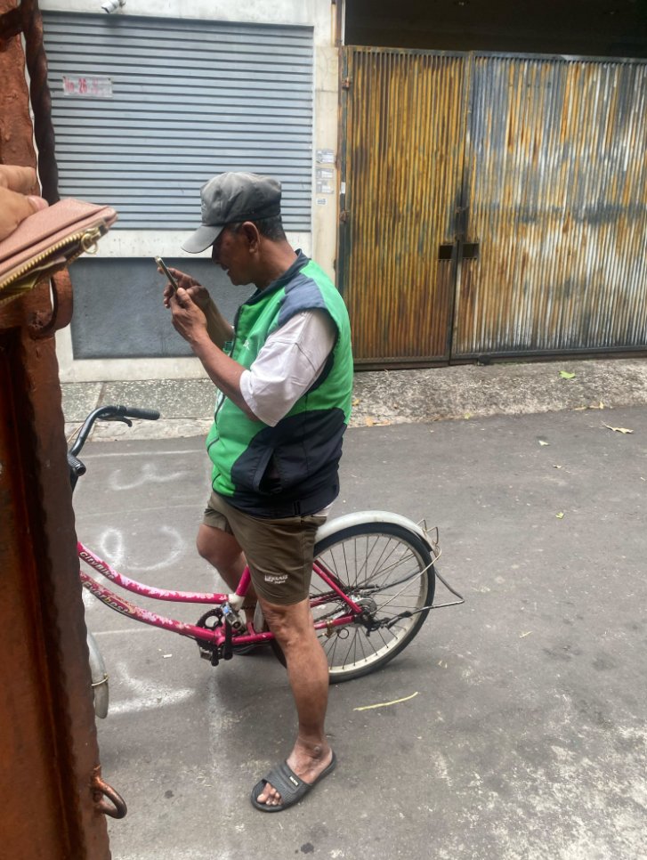 txtharihariWNI's tweet photo. HUAAAAAA SEDIH BANGET GUYSSSS 😭

Gue pesen kopi, ini driver yang gue dapetin.

Katanya, “Motornya ilang 2 hari yang lalu di Gajah Mada. Daripada nganggur jadi saya pake sepeda, Mbak.”

Cerita dikit: di aplikasi estimasi sampai 10.35, terus mundur ke 10.40, terus mundur ke 10.42, sampai mundur lagi ke 10.49. Dalam hati gue, “Macet kali ya.”

Pas 10.48 gue keluar biar drivernya nggak usah nyariin. Ehhh, dari jauh ada bapak-bapak pakai sepeda dan rompi Gojek. Kukira bukan driverku karena nggak mungkin aja.

Tapi kok di keranjang sepedanya ada plastik putih ciri khas plastik Kopken. Makin mendekatlah beliau ke gue, eh ternyata bener 😭 Langsung pengen nangis saat itu juga.

Sehat selalu dan banyak rezeki, Pakkk. Semoga motornya lekas terganti 🤲🏻🥺

Nunggu bapaknya bales guysss 😭

Kalau kalian ketemu driver dengan kondisi seperti ini, biasanya bakal ngasih sesuatu sebagai bentuk dukungan nggak, guys?