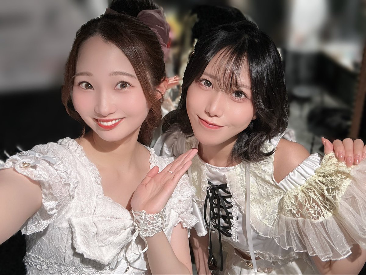 mari_yan00's tweet photo. ゆずさお生誕祭1部ありがとうございました💛🩷
大大大好きな2人のお祝いイベントに呼んでもらえて嬉しかったし、
楽しくてガハガハ笑ってたらいつの間にか終わってた！🫨

ゲストで一緒だったまーりんと📸
雰囲気を合わせるために私の衣装着てくれました✨
4人でのお写真は後ほど！

#ゆずさお生誕2026 https://t.co/e01sKNFXI8
