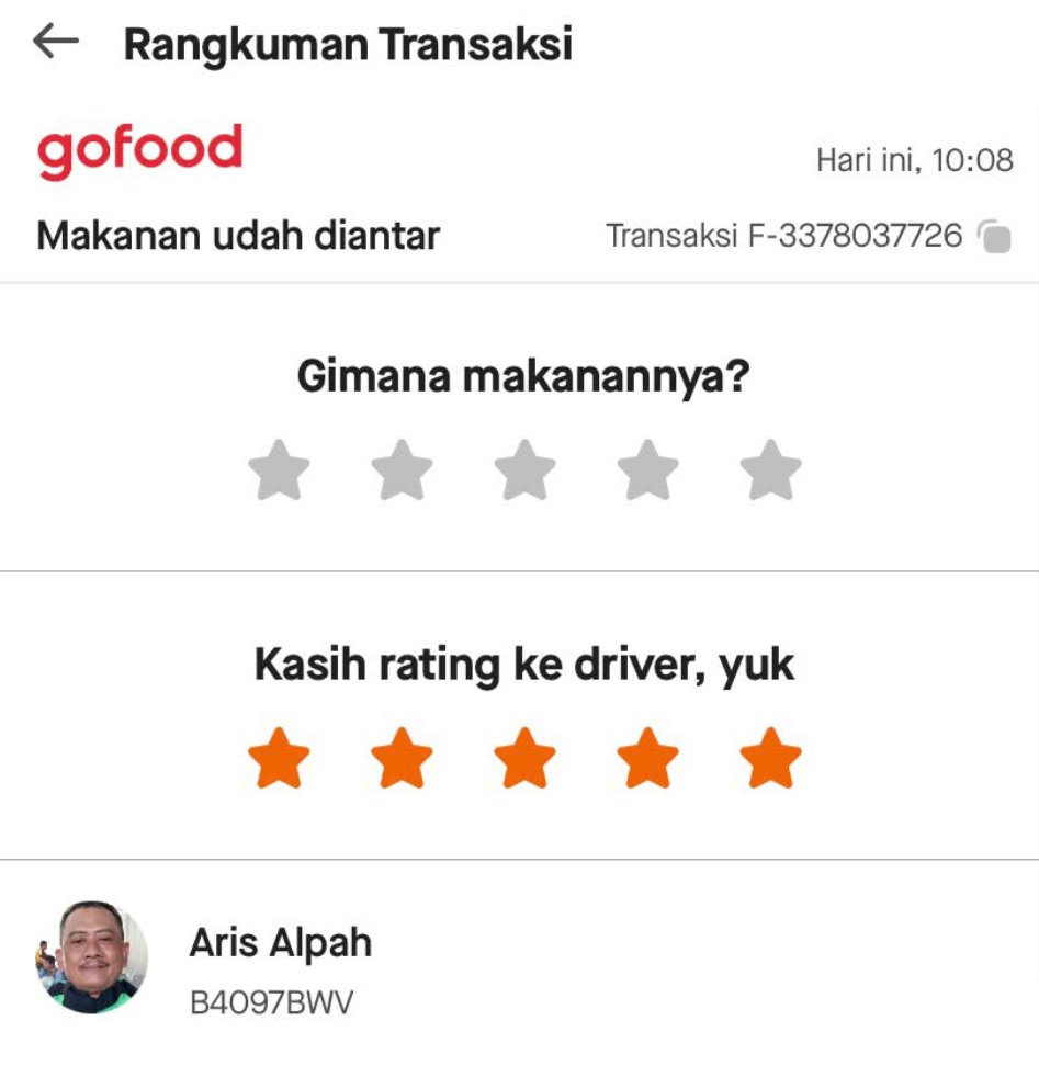 txtharihariWNI's tweet photo. HUAAAAAA SEDIH BANGET GUYSSSS 😭

Gue pesen kopi, ini driver yang gue dapetin.

Katanya, “Motornya ilang 2 hari yang lalu di Gajah Mada. Daripada nganggur jadi saya pake sepeda, Mbak.”

Cerita dikit: di aplikasi estimasi sampai 10.35, terus mundur ke 10.40, terus mundur ke 10.42, sampai mundur lagi ke 10.49. Dalam hati gue, “Macet kali ya.”

Pas 10.48 gue keluar biar drivernya nggak usah nyariin. Ehhh, dari jauh ada bapak-bapak pakai sepeda dan rompi Gojek. Kukira bukan driverku karena nggak mungkin aja.

Tapi kok di keranjang sepedanya ada plastik putih ciri khas plastik Kopken. Makin mendekatlah beliau ke gue, eh ternyata bener 😭 Langsung pengen nangis saat itu juga.

Sehat selalu dan banyak rezeki, Pakkk. Semoga motornya lekas terganti 🤲🏻🥺

Nunggu bapaknya bales guysss 😭

Kalau kalian ketemu driver dengan kondisi seperti ini, biasanya bakal ngasih sesuatu sebagai bentuk dukungan nggak, guys?