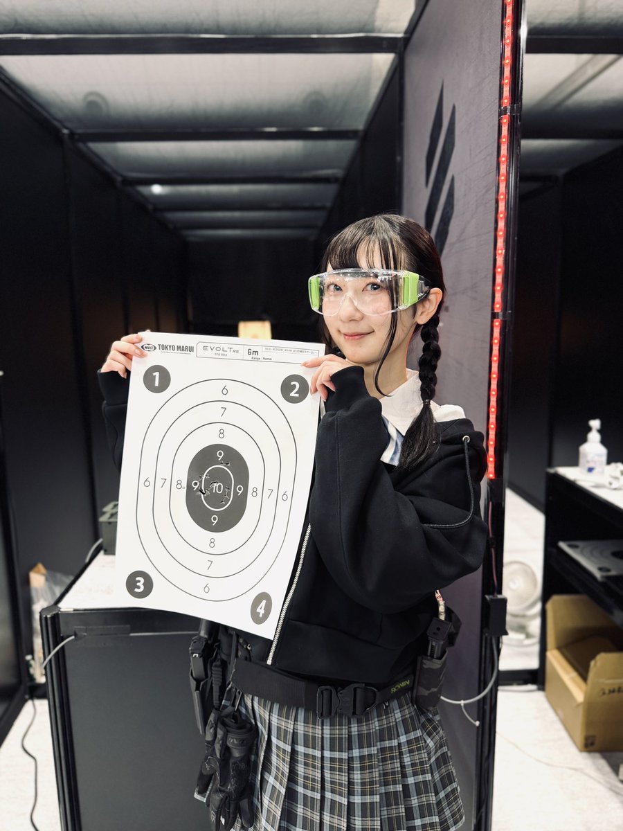 LittleArmory's tweet photo. #全日本模型ホビーショー 土曜日お疲れさまでした。
今回のリトアモ歩哨当番は、#舞台リトアモ 仁禮小春役の藤井彩加さん✨東京マルイさんのエボルトRS試射コーナーで訓練の成果を発揮！(この後ろ姿…)

明日もトミーテックの #リトルアーモリー #ARSENIA コーナーでお待ちしてます✨ https://t.co/cM72xGVFdR