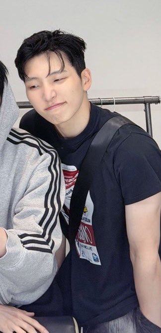 seoholmate's tweet photo. lee seoho??? what the hell??? https://t.co/tRlznpWHo4