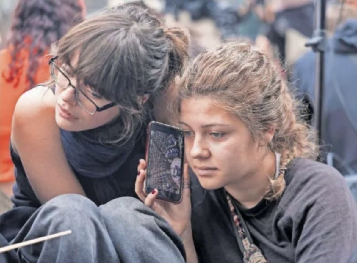 RafaelMoralMaiz's tweet photo. El fotón de Álvaro García (@el_pais) de jóvenes siguiendo a través de su móvil la sesión de ayer a las puertas del Congreso.

Una imagen maravillosa. https://t.co/4T2gs1PX0A