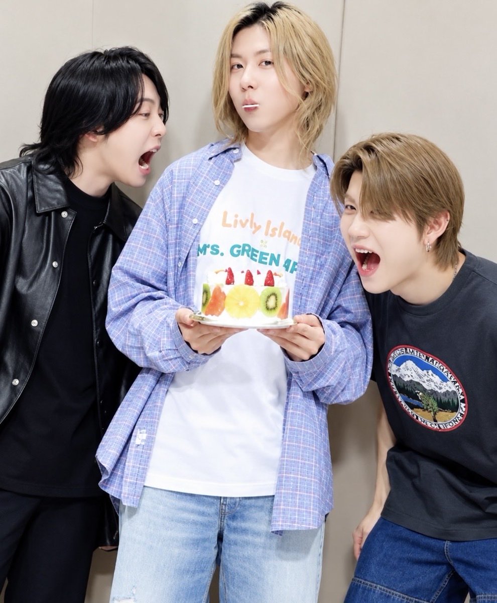 jlKyKTI9N613337's tweet photo. 「瞞し」を練習するたびに
泣いていた涼ちゃん
もっくんのことがただただ心配で・・・
涼ちゃんは誰かの為に泣ける人
上向いて涙堪えたりする人
#ミセスPOPS
#藤澤涼架
「今、2人のことを守りたいというのが一番にある、僕が2人を守らなきゃ」 https://t.co/uf2crstrqA