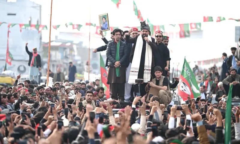 AsadAToor's tweet photo. 🚨🚨
کیا پی ٹی آئی کو لانگ مارچ منسوخ کر دینا چاہئے؟ کمنٹس میں رائے دیں۔

آپشن ون: ہاں

آپشن ٹو: نہیں https://t.co/h4B5KlPz51