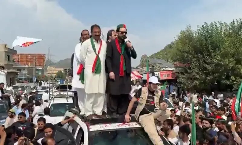 AsadAToor's tweet photo. 🚨🚨
کیا پی ٹی آئی کو لانگ مارچ منسوخ کر دینا چاہئے؟ کمنٹس میں رائے دیں۔

آپشن ون: ہاں

آپشن ٹو: نہیں https://t.co/h4B5KlPz51