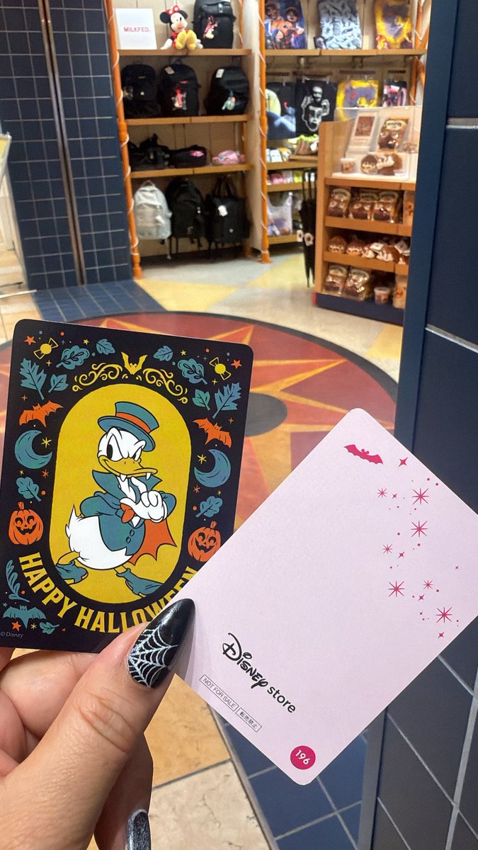 s_487144's tweet photo. #ディズニーストア 
#ディズニーストアあいこじゃんけん 
#お台場アクアシティ店  

店舗限定カード 
カードNo40 

ランダムカード 
カードNo196
ハロウィンドナルド🎃

#ディズニーストア東京都   
#disneystorejp https://t.co/LxHfkxHhF9