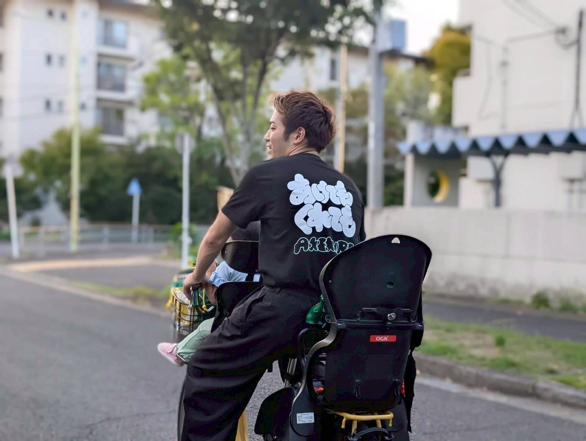 akekure_kyoto's tweet photo. おてるがいつも着ているTシャツ
いつになったら打ってくれるのーと言われ
ようやく刷りました。

いつもご機嫌に過ごしていただけるように
シンプルで可愛いのです。

ぜひ店頭でお声掛けください〜！
試着もしていただけます🙆‍♀️ https://t.co/W2oOA636mS