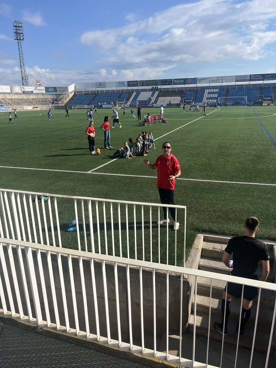 lluisguino's tweet photo. El @CEBesalu femení a l’Estadi Municipal Vilatenim @UEFigueres al seu debut lliga. #amuntbesalú
 @Aj_Besalu @jordimasquef https://t.co/Iz8EK3C9Nv