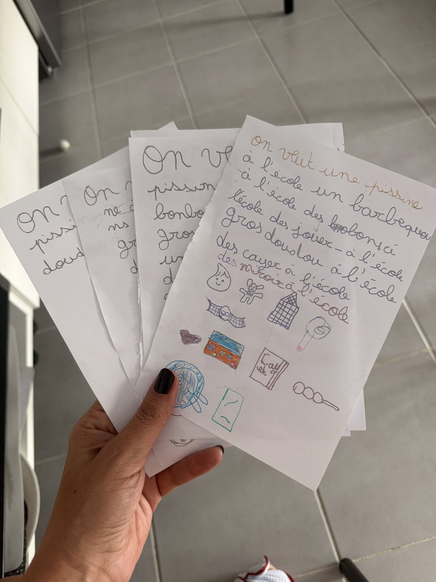 alice_celk's tweet photo. Quand t’es convoquée à l’école parce que ta fille de 8 ans a organisé une manifestation dans la cour en se posant en cheffe du soulèvement (avec 11 gosses)🤭 

Les revendications 👇
Je meurssssss https://t.co/56BIhxPaL5
