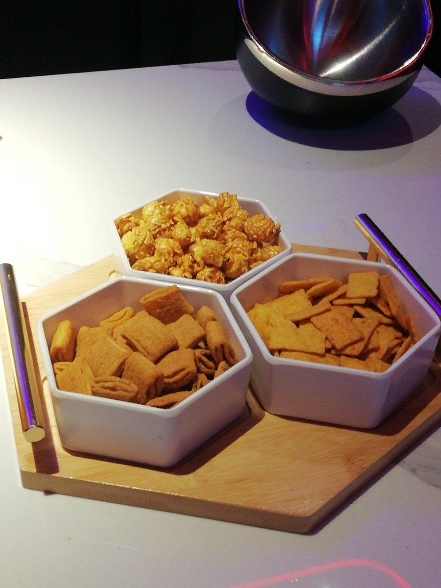 ProwlLenshuiq's tweet photo. Just shared my homemade salted egg yolk crispy crackers with the office crew  Extra crumbly, insanely addictive—game changer for afternoon slumps! Who wants a bite https://t.co/p2EZj1rpNF