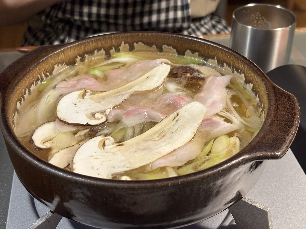 Katy_Oddeye's tweet photo. 数年ぶりに松茸を奮発
ホイル焼き、しゃぶしゃぶ

明日は松茸ご飯🍚やるぞ https://t.co/78OactEWra