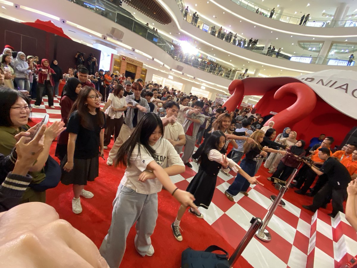 ansprum's tweet photo. kayaknya seru. random play dance (?) 😀 https://t.co/vYv5Kqe1jY