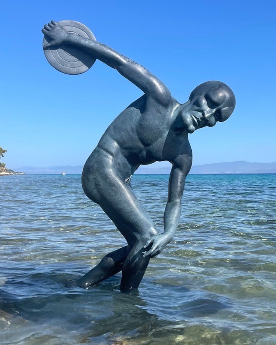 AcervoCharts's tweet photo. Um homem afundou uma estátua do Lula Molusco Bonitão para confundir os futuros arqueólogos. https://t.co/cRBHI5X7Fq